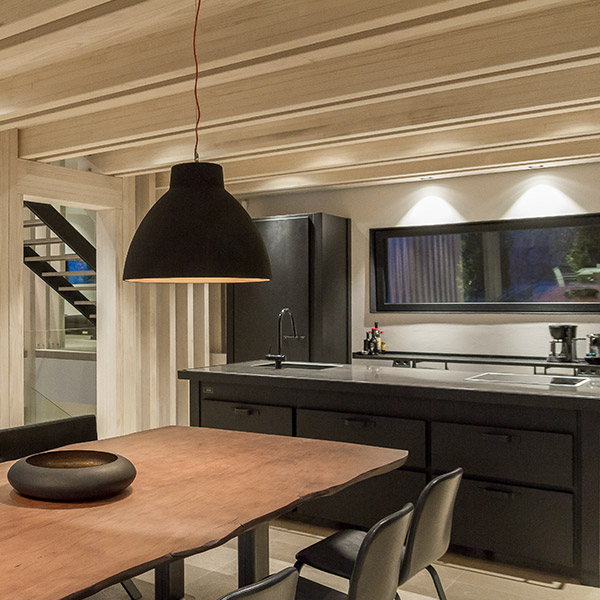 cuisine noire dans villa bois
