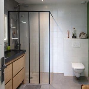 salle de bains avec douche moderne