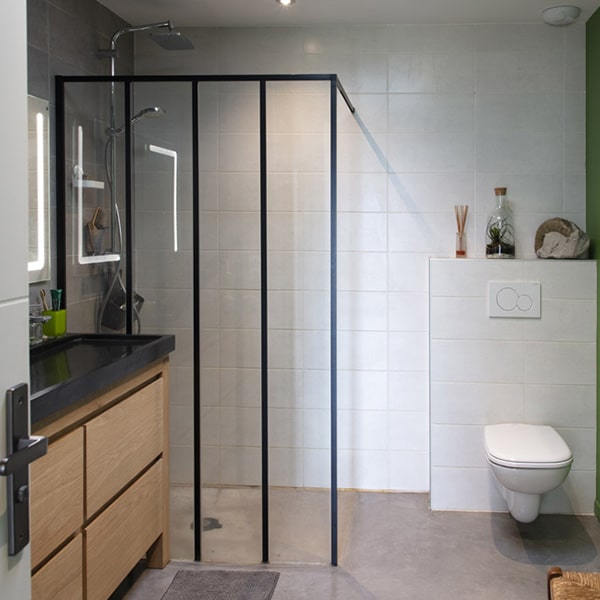 salle de bains avec douche moderne