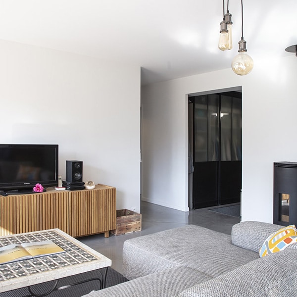 salon avec canapé dans maison bois
