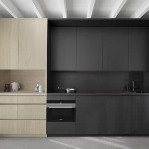 cuisine noire en bois dans maison bois