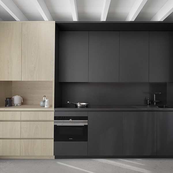 cuisine noire en bois dans maison bois