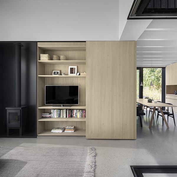 design étagère en bois dans maison bois