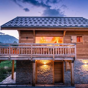 maison bois en type chalet en poteaux-poutres douglas avec terrasse - chalets lombard vasina