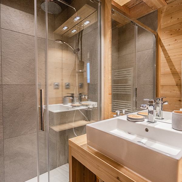 salle de bain avec douche ouverte
