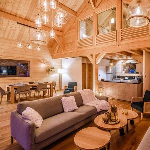 salon avec cuisine ouverte dans maison bois
