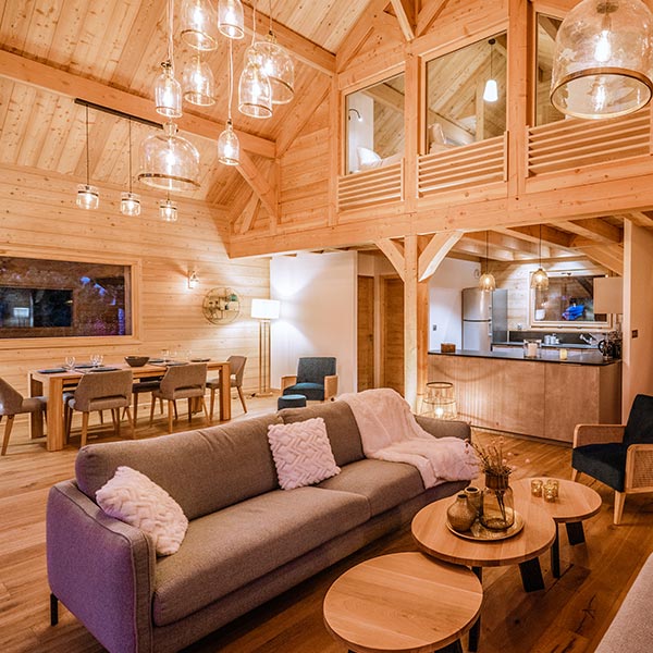 salon avec cuisine ouverte dans maison bois