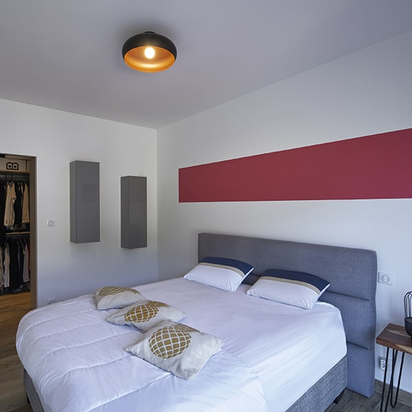 Chambre des parents dans maison bois