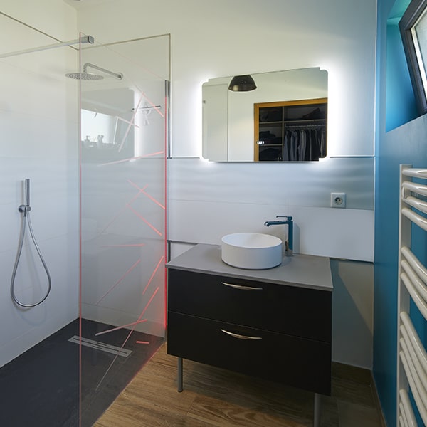 Salle de bain avec douche dans maison bois