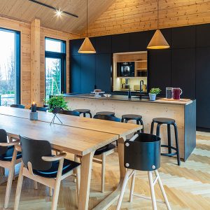 cuisine noire ouverte dans maison bois