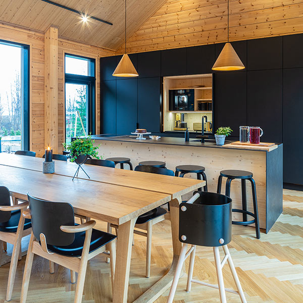 cuisine noire ouverte dans maison bois