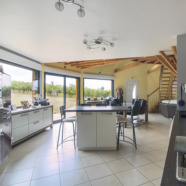 Salle à manger design avec cuisine design dans une maison ronde en bois