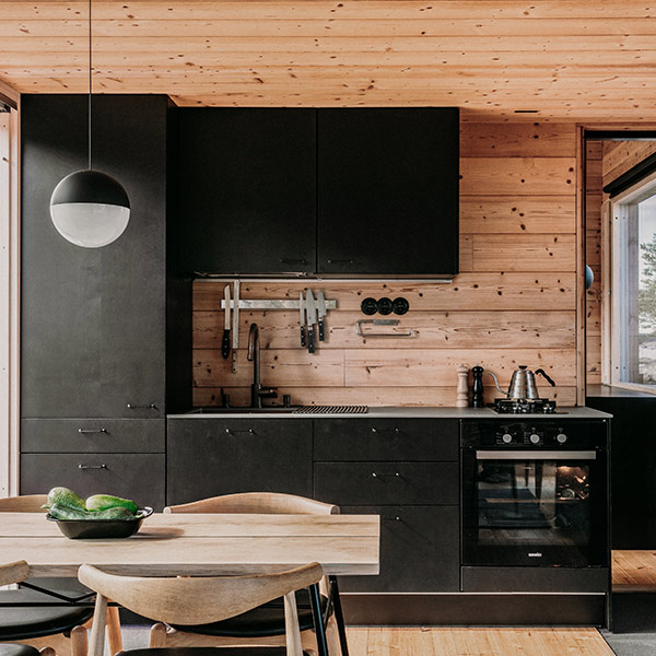 cuisine noire dans maison bois en FIneland