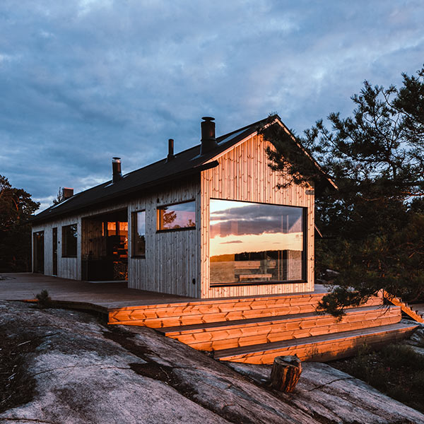 maison bois au coucher du soleil en FIneland