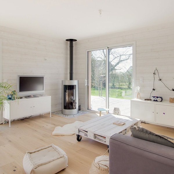 séjour en bois avec cheminée et parquet dans maison bois