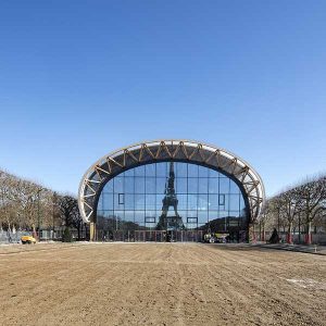grand bâtiment moderne en bois vis à vis de la Tour Eiffel