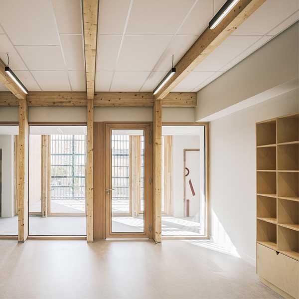 Intérieur et mobilier bois de l'école Simone de Beauvoir à Drancy © Charly Broyez