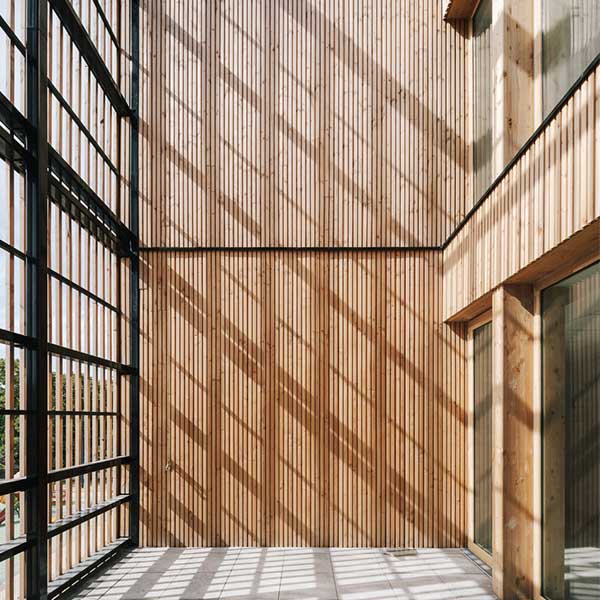 Intérieur bois de l'école Simone de Beauvoir à Drancy © Charly Broyez