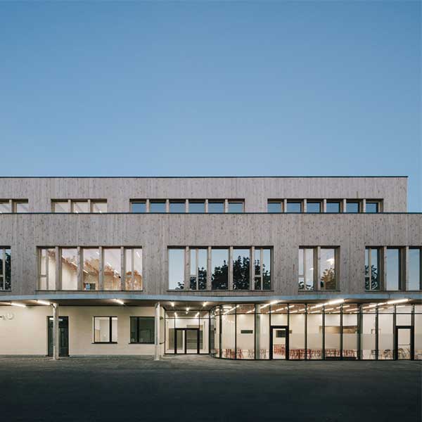 Le groupe scolaire en bois Simone de Beauvoir des agences Daudré-Vignier & associés et Bond Society à Drancy © Charly Broyez
