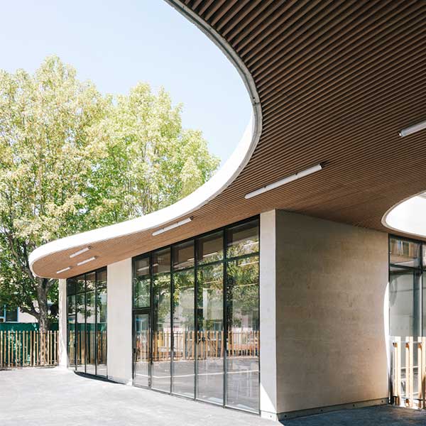 La cour du groupe scolaire en bois Simone de Beauvoir des agences Daudré-Vignier & associés et Bond Society à Drancy © Charly Broyez