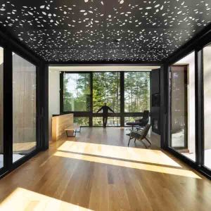 Grand espace intérieur de la maison moderne en bois au canada