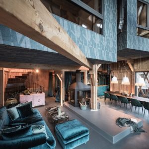 Une maison en bois design en italie salon