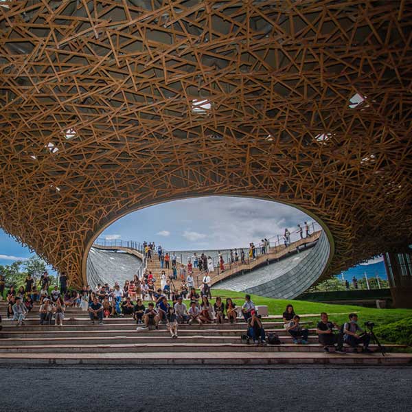 Le toit ondulé en bois et ardoise du Performing Arts Center, à Dali, en Chine, abrite un théâtre extérieur © Zhang Yao