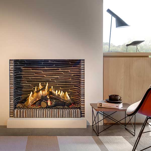 Kalfire GP75/59F, habillage du foyer avec des briques flamandes : un intérieur rustique pour une cheminée à gaz ultra-moderne