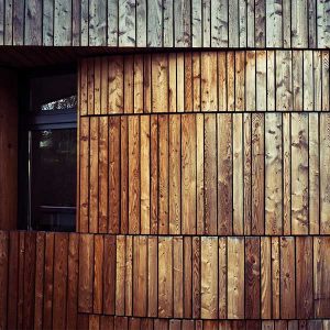 La couleur d'un bardage bois d'une maison bois évolue au fil du temps © Pixabay