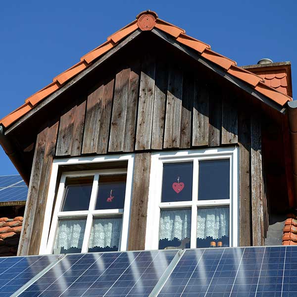 L'entretien d'une maison bois et amélioration énergétique avec panneaux solaires © Pixabay