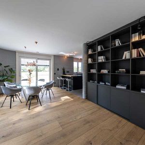 Le sol en bois haute technologie a été posé dans toutes les pièces de vie et les chambres de la maison individuelle © PERI