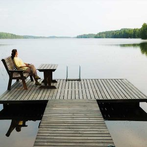 Une terrasse bois ou ponton face à un lac © Pixabay