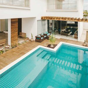 Piscine et terrasse bois : les must have de l'aménagement extérieur © Pexels