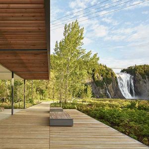 Une terrasse bois et des aménagement bois redonne esthétisme à la balade des chutes de Montmorency © Maxime Brouillet