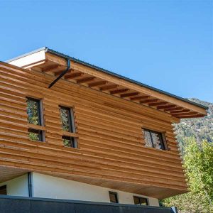 Un bardage en Mélèze sur-mesure réalisé pour ce chalet par Chevallier Architectes © Laurent Cousin