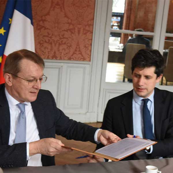 Dominique Jarlier, président FNCOFOR co-signe l'accord de filière Chêne avec Julien Denormandie © Capture écran du compte Twitter officiel de Julien Denormandie