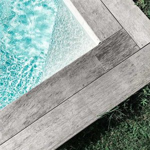 Les piscines en bois comprennent différents produits © Pexels/Vincent Rivaud