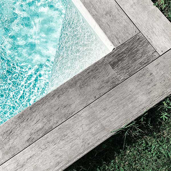 Les piscines en bois comprennent différents produits © Pexels/Vincent Rivaud