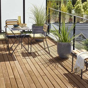 Un balcon avec des lames de terrasse bois rainurées © Gascogne Bois