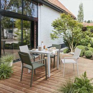 Une terrasse bois en thermopin pour une maison industrielle © Castorama