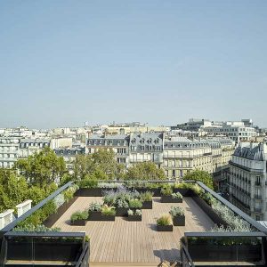 Une terrasse en bois composite sur un toit parisien © Silvadec