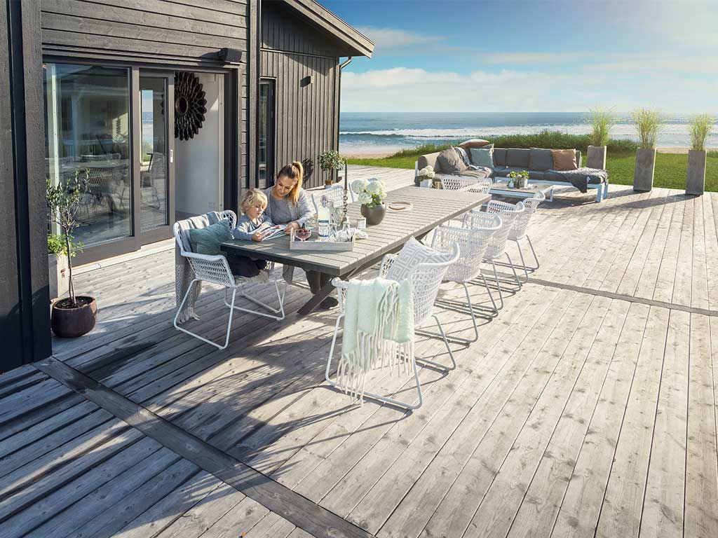Une terrasse bois pour une maison bois avec vue sur la mer © Silverwood