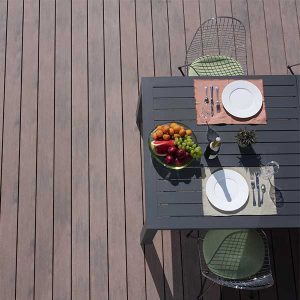 Une terrasse composite pour une maison bois © Silvadec