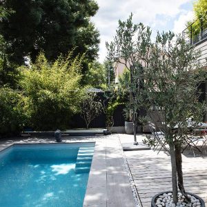 Une maison à ossature bois style cabane piscine