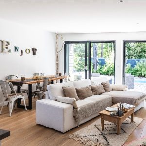 Une maison à ossature bois style cabane salon