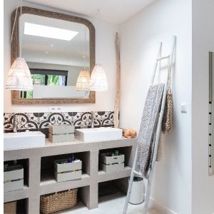 Une maison à ossature bois style cabane salle de bain