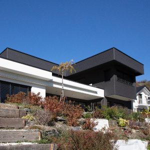Une maison en bois en altitude façade