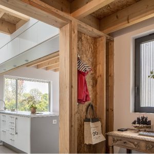 Une maison en bois hybride entrée
