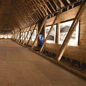 Le pavillon en bambou Aqua Mater accueille une expo photos de Sebastiao Salgado © Fonds de Dotation Contemplation