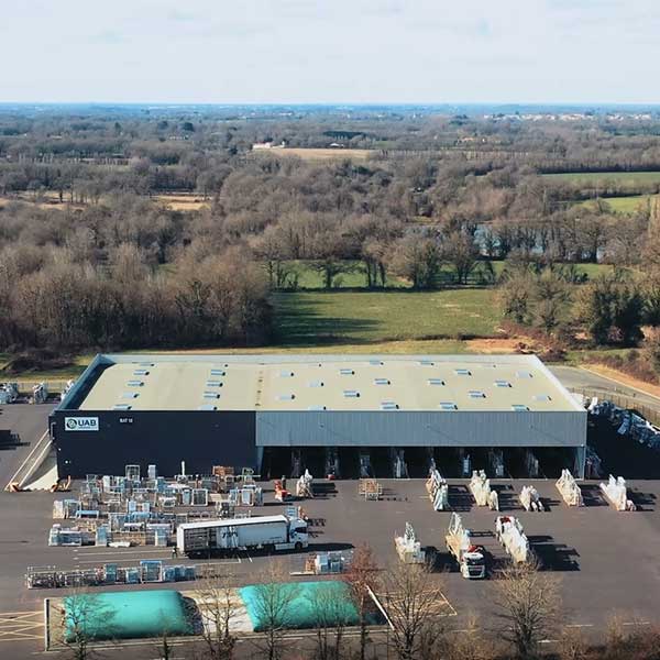 Le nouveau bâtiment logistique de l'union des artisans du bois en Vendée est dédié au stockage des menuiseries extérieures © UAB
